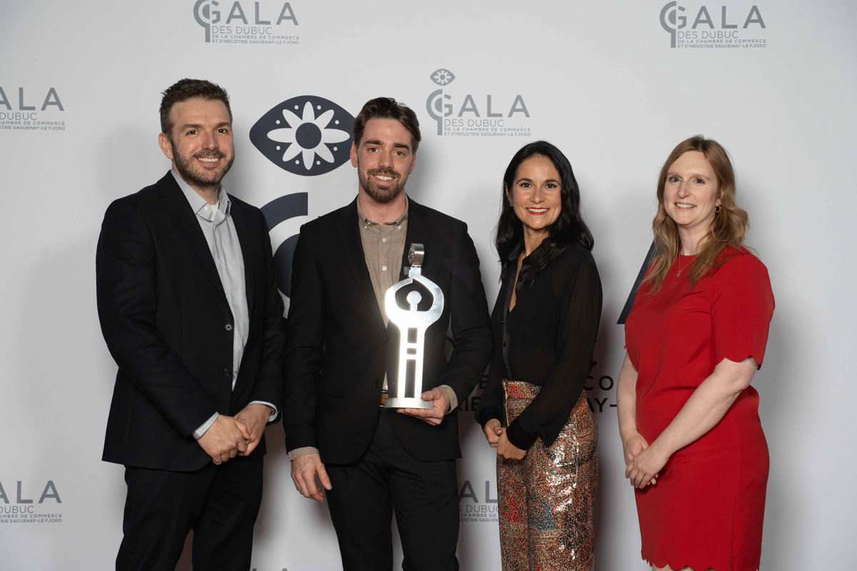 Marie-Philippe Gagnon et Jordan Cinq-Mars recevant le prix Dubuc de meilleure entreprise catégorie construction.